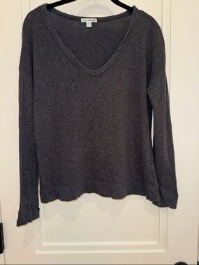 JAMES PERSE! V NECK Long Sleeve Top in CHARCOAL GREY. Size 2 is a MEDIUM.